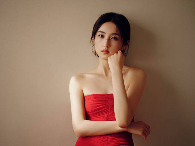张子枫穿红色抹胸裙婀娜动人 光影交织下韵味十足