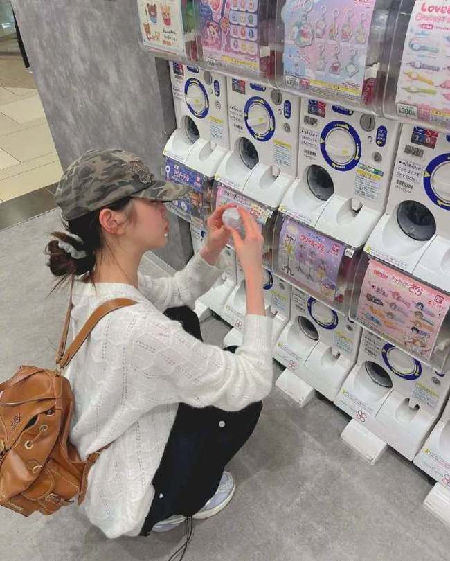 张元英现身日本素颜逛街 化身二次元玩转扭蛋机