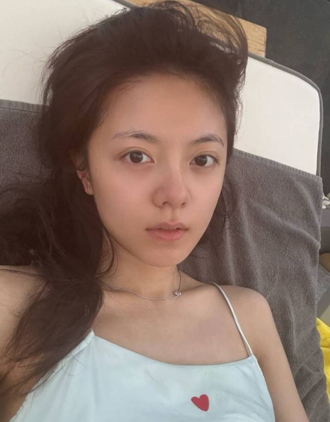 赵今麦晒海边度假随拍 身穿紫色泳衣素颜超美