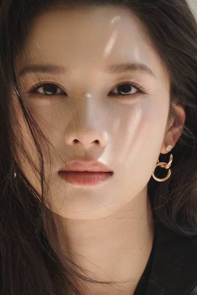 张婧仪穿黑色西装外套知性干练 微卷造型甜美温柔