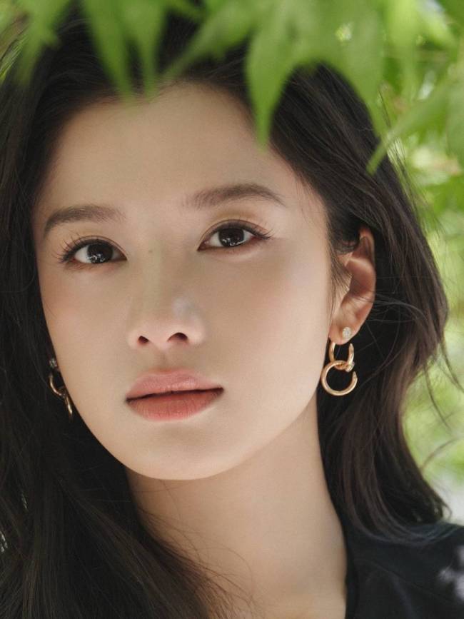 张婧仪穿黑色西装外套知性干练 微卷造型甜美温柔