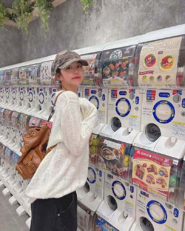 张元英现身日本素颜逛街 化身二次元玩转扭蛋机