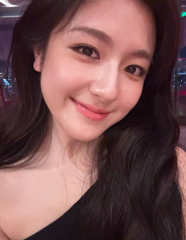 李兰迪穿修身长裙秀完美腰线 大波浪造型成熟撩人