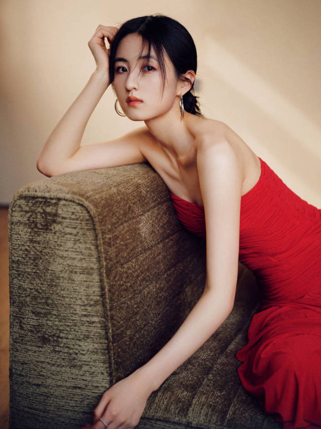 张子枫穿红色抹胸裙婀娜动人 光影交织下韵味十足
