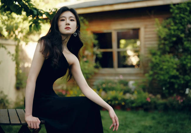 李兰迪穿修身长裙秀完美腰线 大波浪造型成熟撩人