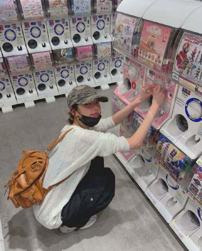 张元英现身日本素颜逛街 化身二次元玩转扭蛋机