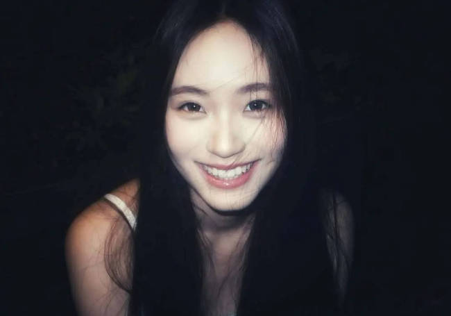小S二女儿晒胶片风随拍照 对镜甜笑文艺范十足