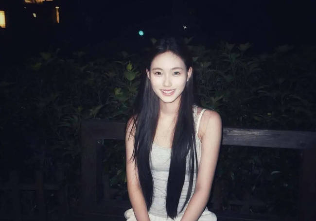 小S二女儿晒胶片风随拍照 对镜甜笑文艺范十足