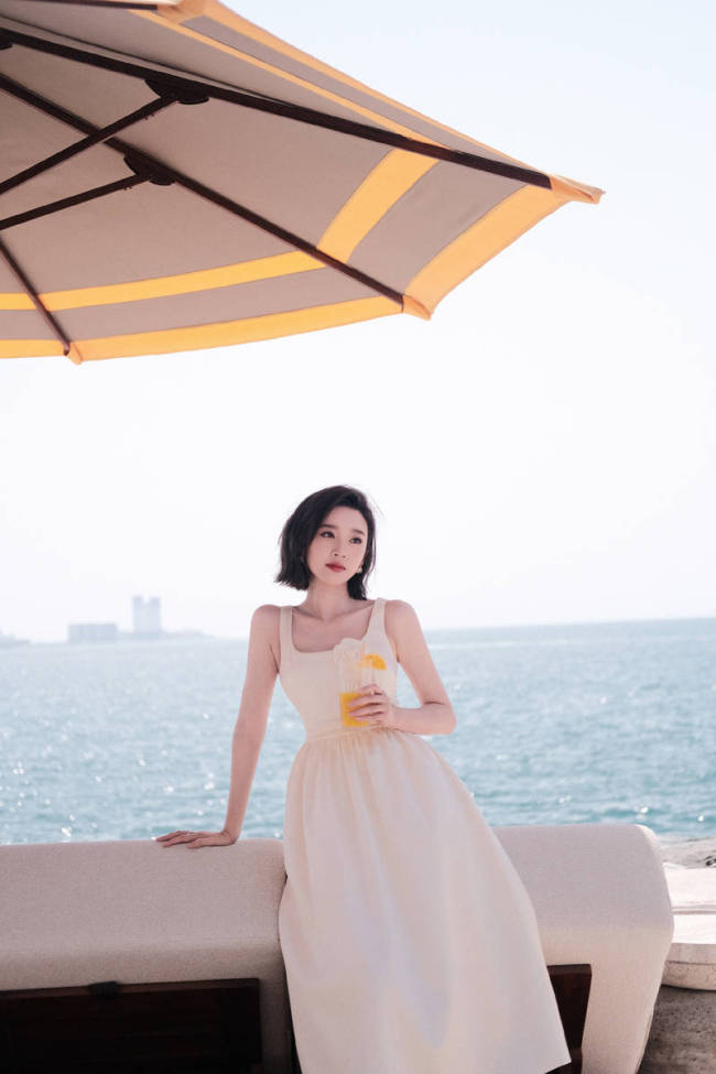 唐艺昕在迪拜海边拍大片笑容灿烂！清新感扑面而来