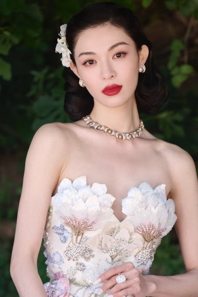 钟楚曦戛纳拍摄大片 穿繁花抹胸裙明媚动人