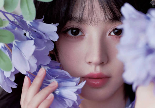 田曦薇穿挂脖长裙韵味十足 微卷簪花造型甜美灵动