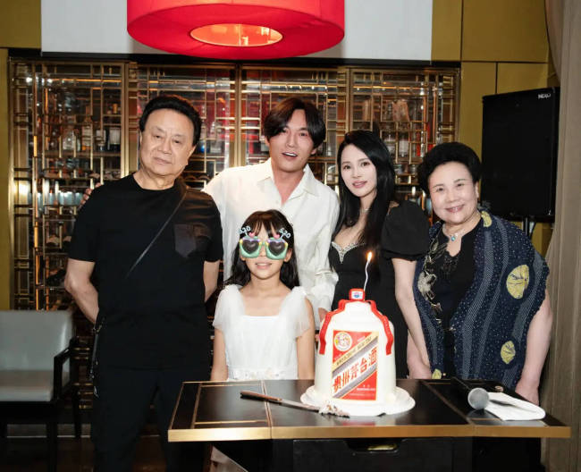 伊能静发长文为秦昊庆生 否认二人婚变传闻