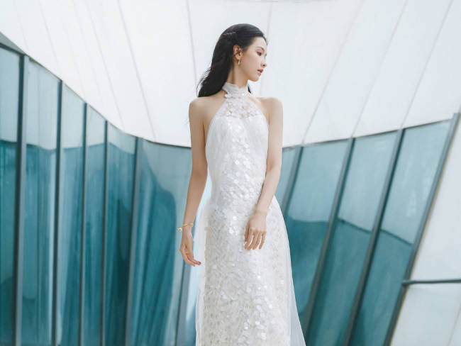 陈都灵穿亮片露背裙洁白优雅 秀婀娜身姿仙气十足