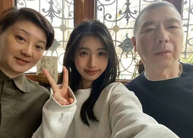 冯小刚养女高中毕业！徐帆美国陪女儿参加毕业典礼