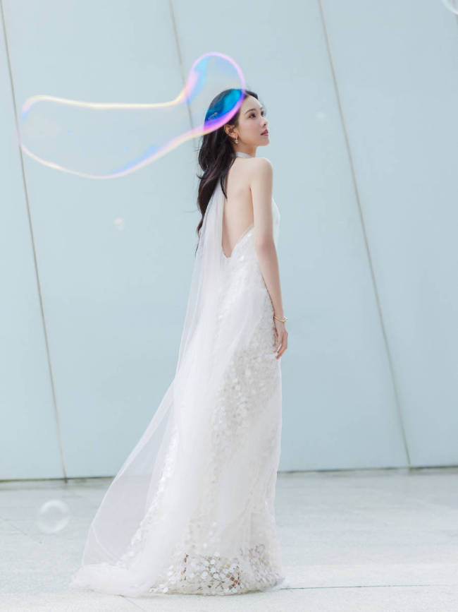陈都灵穿亮片露背裙洁白优雅 秀婀娜身姿仙气十足
