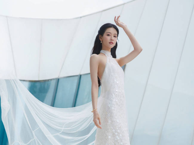 陈都灵穿亮片露背裙洁白优雅 秀婀娜身姿仙气十足