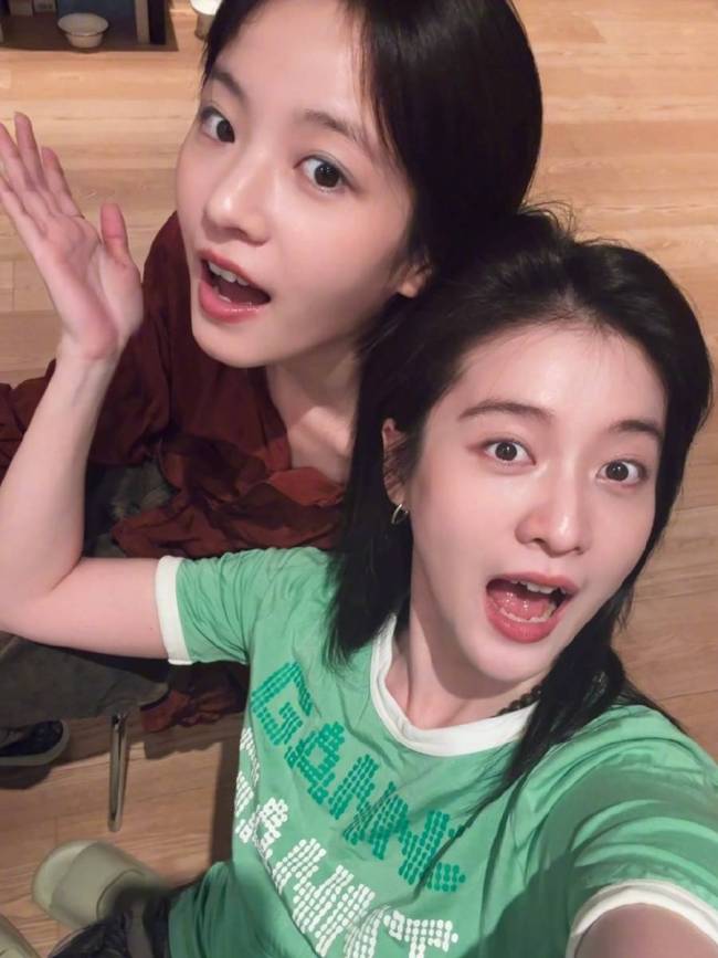 张雪迎晒与李庚希聚餐合照 两人对镜头搞怪自拍