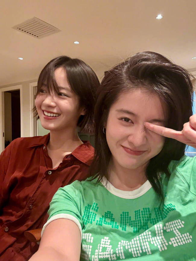 张雪迎晒与李庚希聚餐合照 两人对镜头搞怪自拍