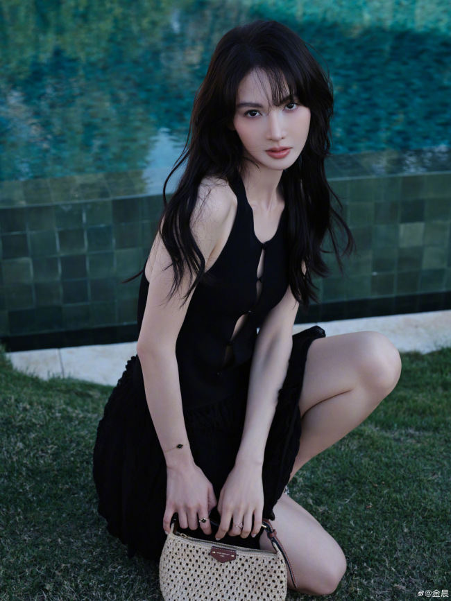 金晨穿小黑裙身材纤细 卷发妩媚撩人