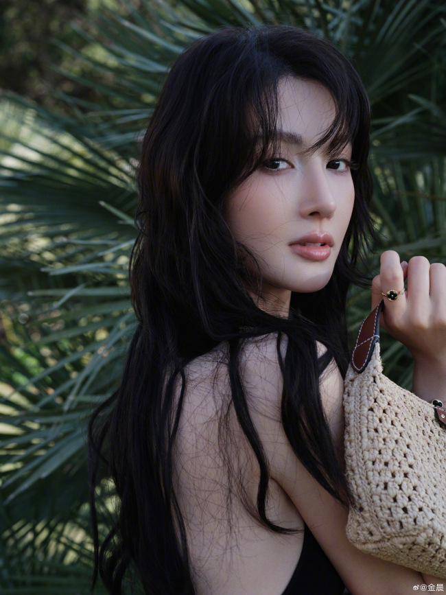 金晨穿小黑裙身材纤细 卷发妩媚撩人