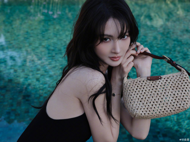 金晨穿小黑裙身材纤细 卷发妩媚撩人