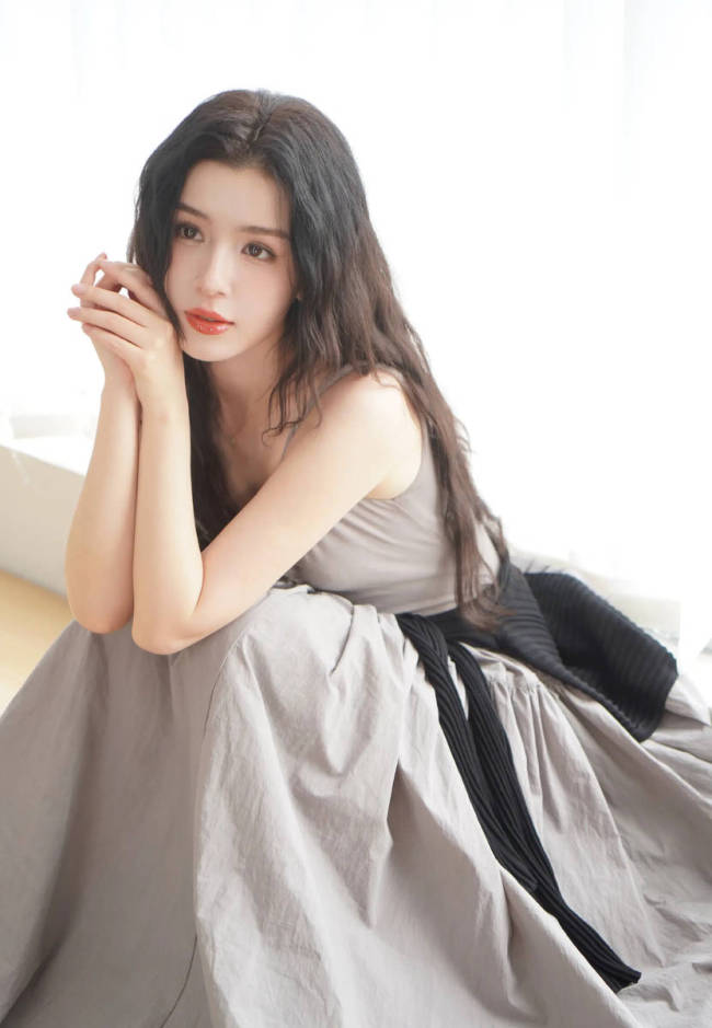 哈妮克孜穿灰色吊带裙似少女 露甜美笑容身材超好