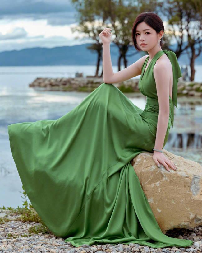 陈妍希洱海边散步拍美照 穿绿色露背裙秀雪白肌肤