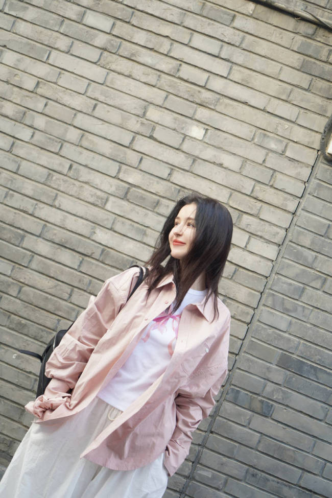 哈妮克孜穿灰色吊带裙似少女 露甜美笑容身材超好