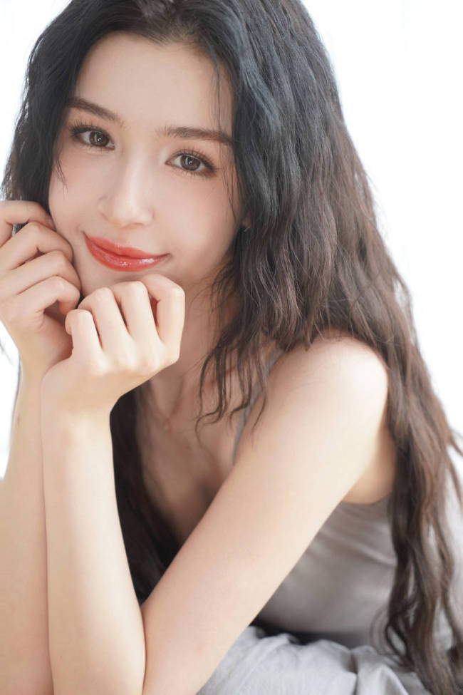 哈妮克孜穿灰色吊带裙似少女 露甜美笑容身材超好