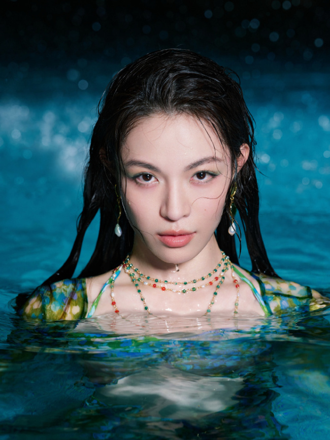 钟楚曦湿发泳池照 似神秘美人鱼无尽诱惑