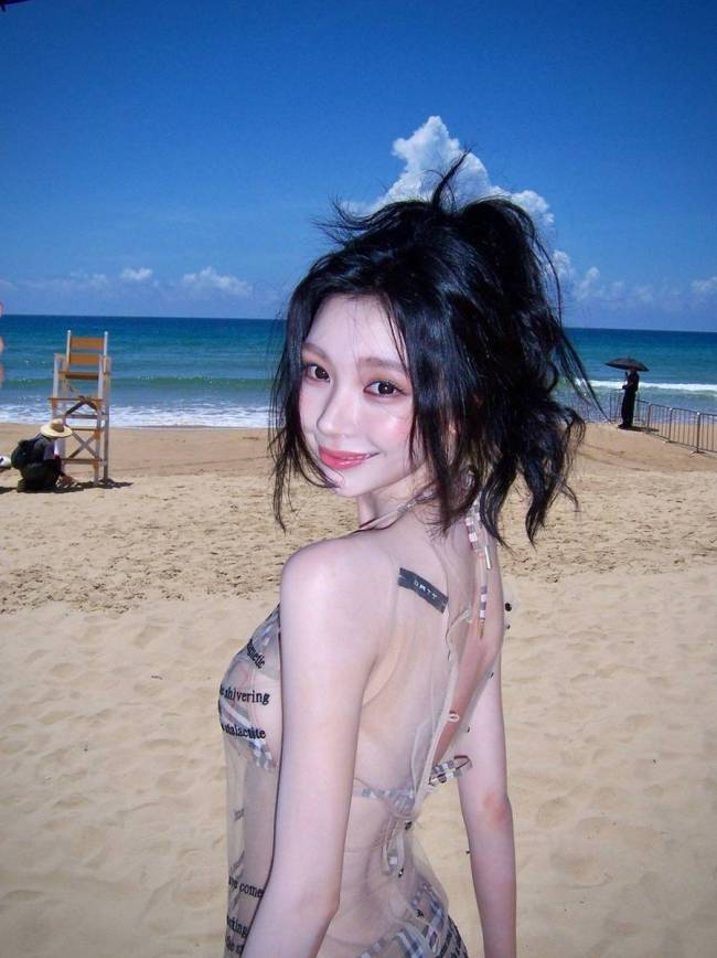 易梦玲透视比基尼造型性感吸睛 化身海边沙滩美女