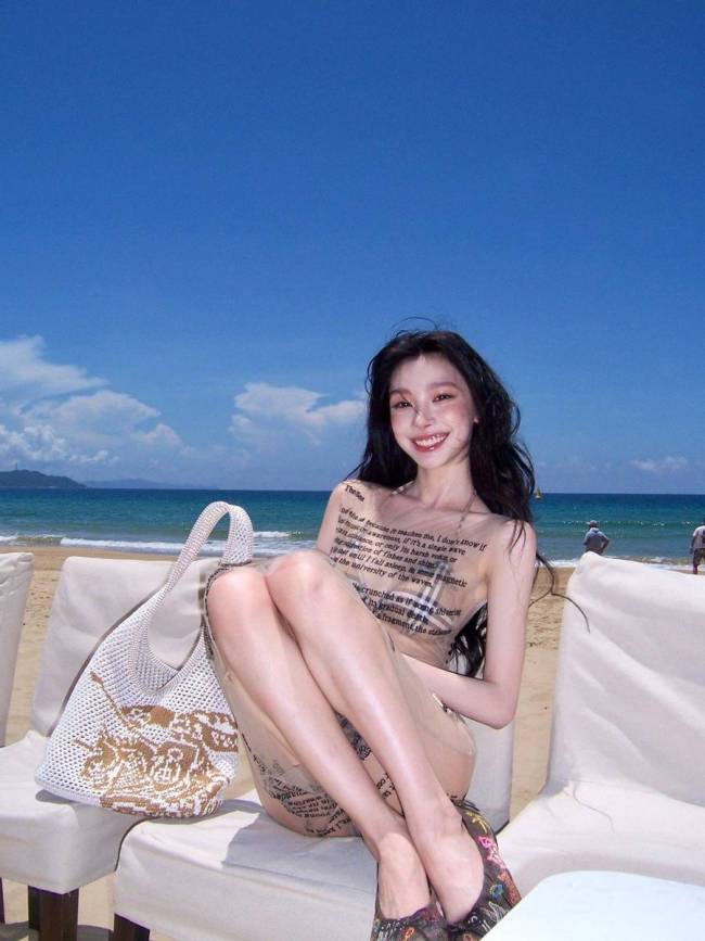 易梦玲透视比基尼造型性感吸睛 化身海边沙滩美女