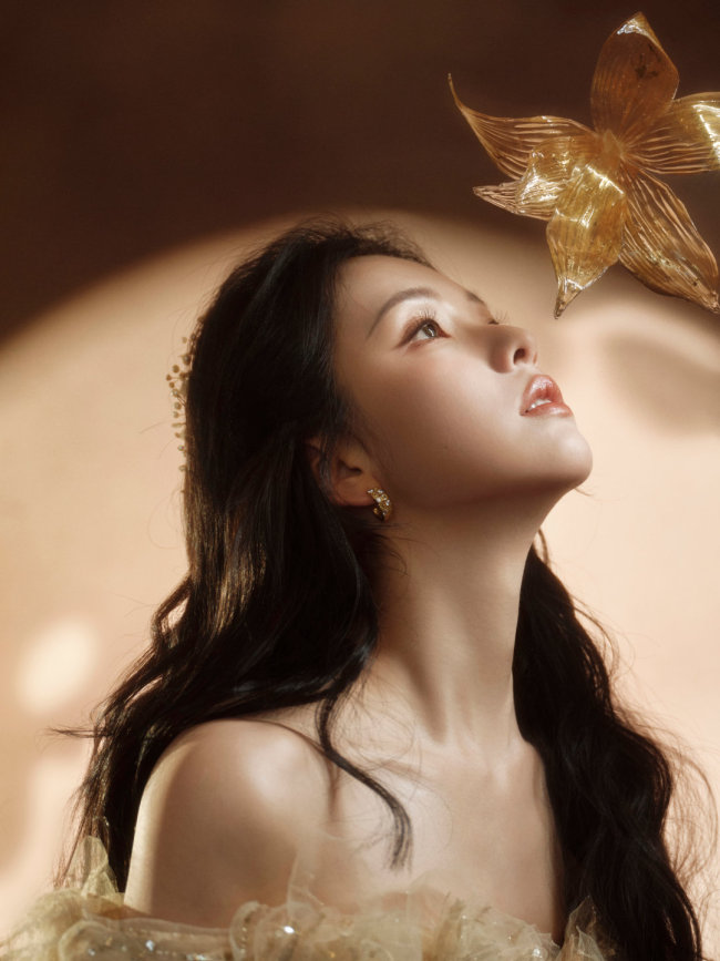陈都灵化身金莲仙女 穿碎钻长裙闪耀动