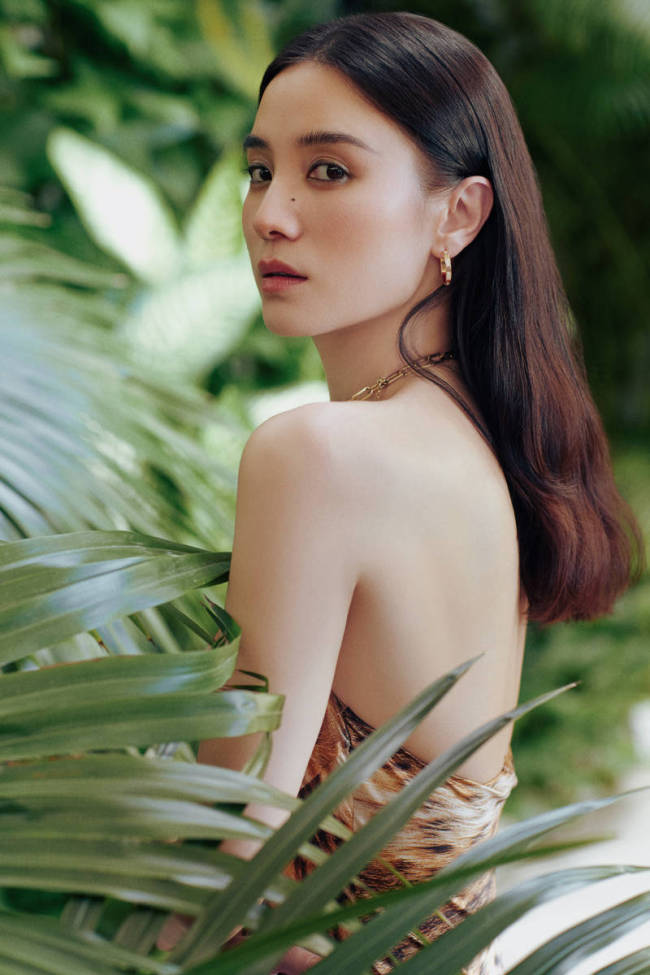 宋佳穿露背豹纹裙秀火辣身材 穿搭清凉松弛感拉满