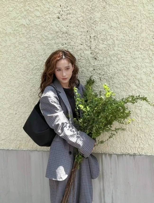 何超莲晒路边随拍美照秀好身材 穿小白裙清纯养眼