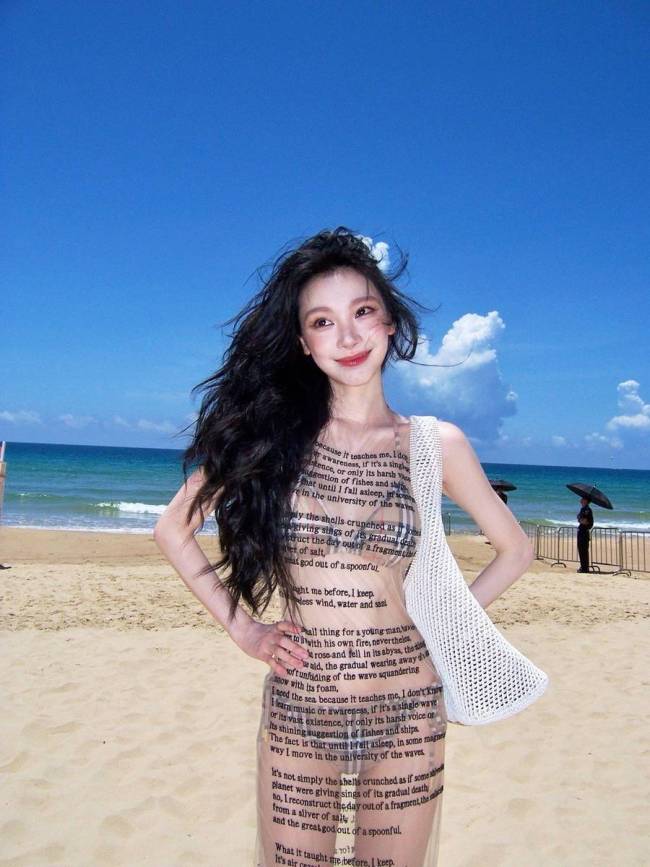 易梦玲透视比基尼造型性感吸睛 化身海边沙滩美女