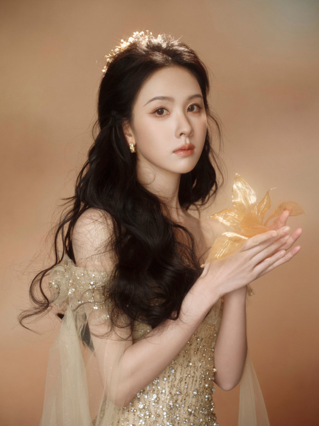 陈都灵化身金莲仙女 穿碎钻长裙闪耀动