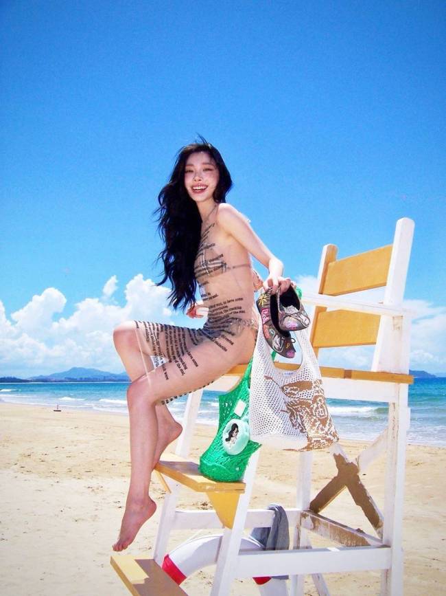 易梦玲透视比基尼造型性感吸睛 化身海边沙滩美女