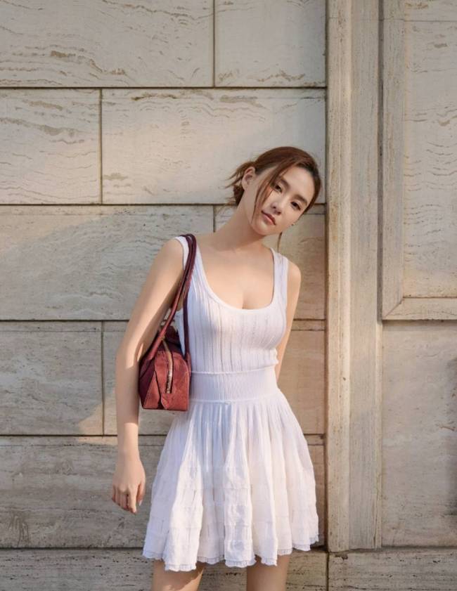 何超莲晒路边随拍美照秀好身材 穿小白裙清纯养眼