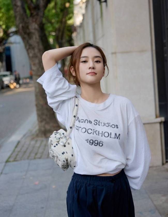 何超莲晒路边随拍美照秀好身材 穿小白裙清纯养眼