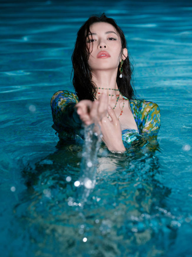钟楚曦湿发泳池照 似神秘美人鱼无尽诱惑