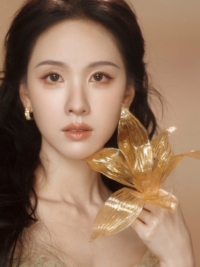 陈都灵化身金莲仙女 穿碎钻长裙闪耀动
