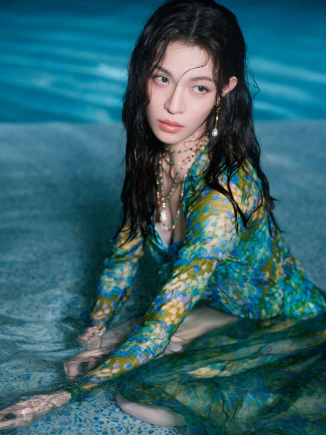 钟楚曦湿发泳池照 似神秘美人鱼无尽诱惑