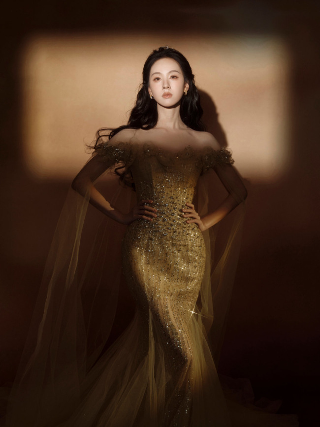 陈都灵化身金莲仙女 穿碎钻长裙闪耀动