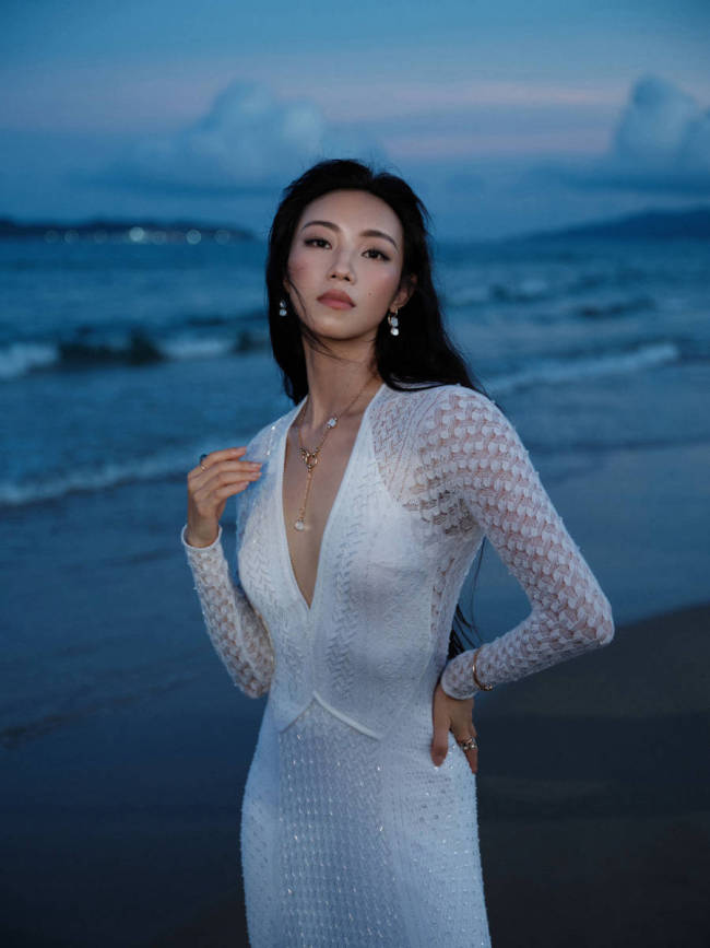 那尔那茜穿白色深V裙气质卓越 海边漫步尽显骨感美