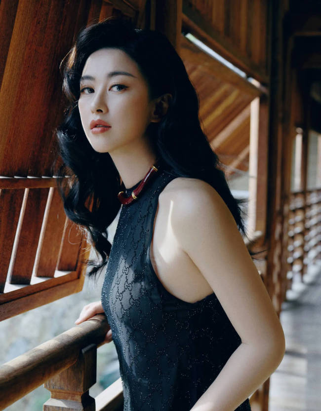 朱珠穿黑色长裙体态优雅 沐浴阳光状态松弛