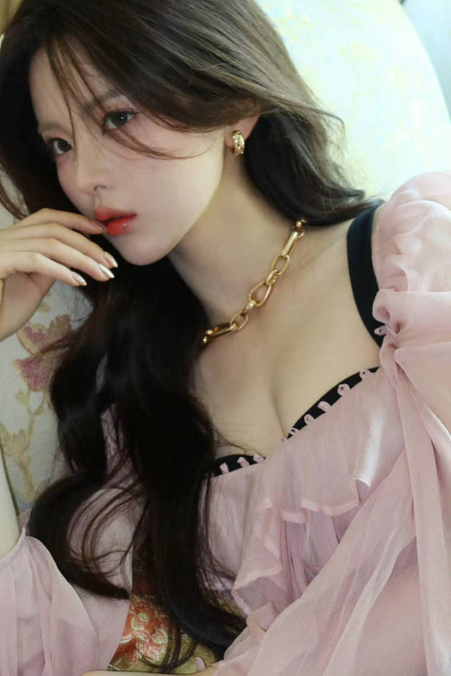 杨超越穿吊带裙化身少女蔷薇 大波浪造型魅惑灵动