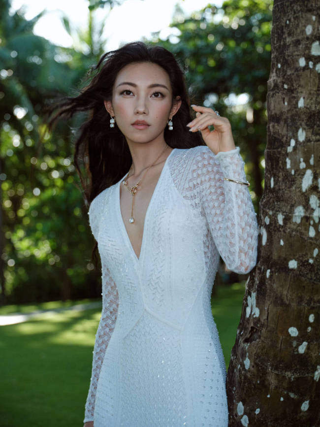 那尔那茜穿白色深V裙气质卓越 海边漫步尽显骨感美