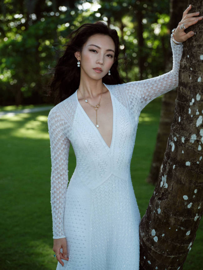 那尔那茜穿白色深V裙气质卓越 海边漫步尽显骨感美