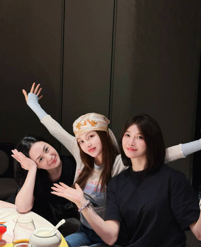 周扬青晒与钟欣潼和吴艳妮合影 姐妹聚会很是欢乐